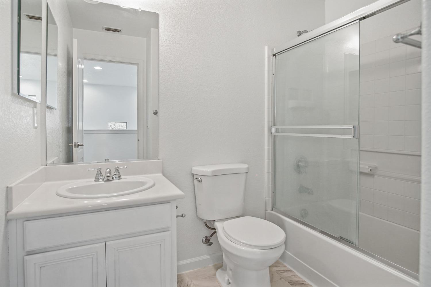 Detail Gallery Image 13 of 18 For 16777 English Country Trl, Lathrop,  CA 95330 - 3 Beds | 2/1 Baths