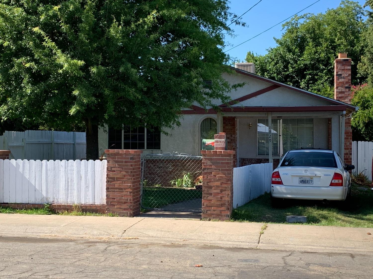 Detail Gallery Image 1 of 25 For 1029 Alamos Ave, Sacramento,  CA 95815 - 3 Beds | 2 Baths