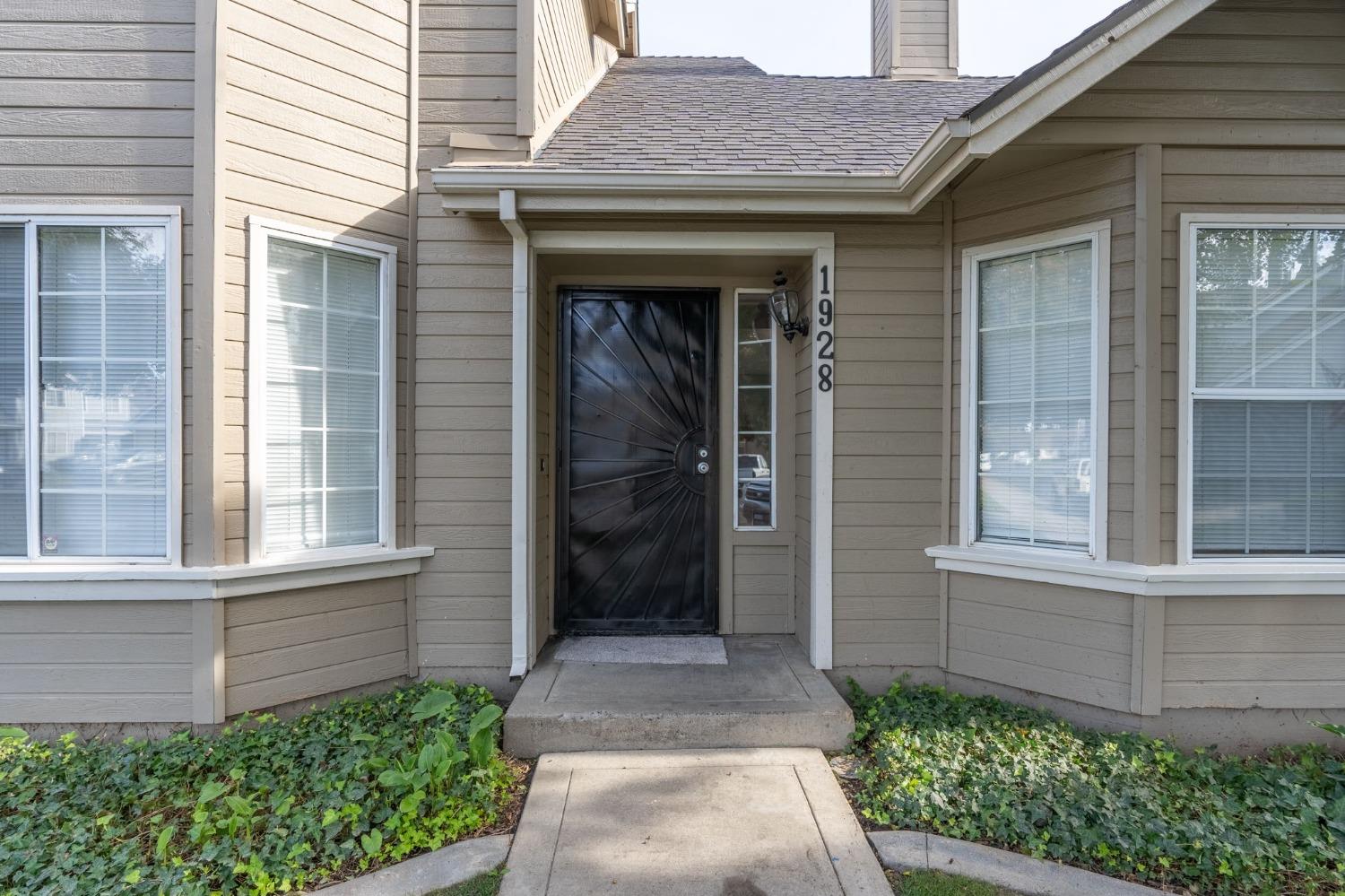 Detail Gallery Image 4 of 33 For 1928 Cobblestone Manor, Modesto,  CA 95355 - 3 Beds | 3 Baths