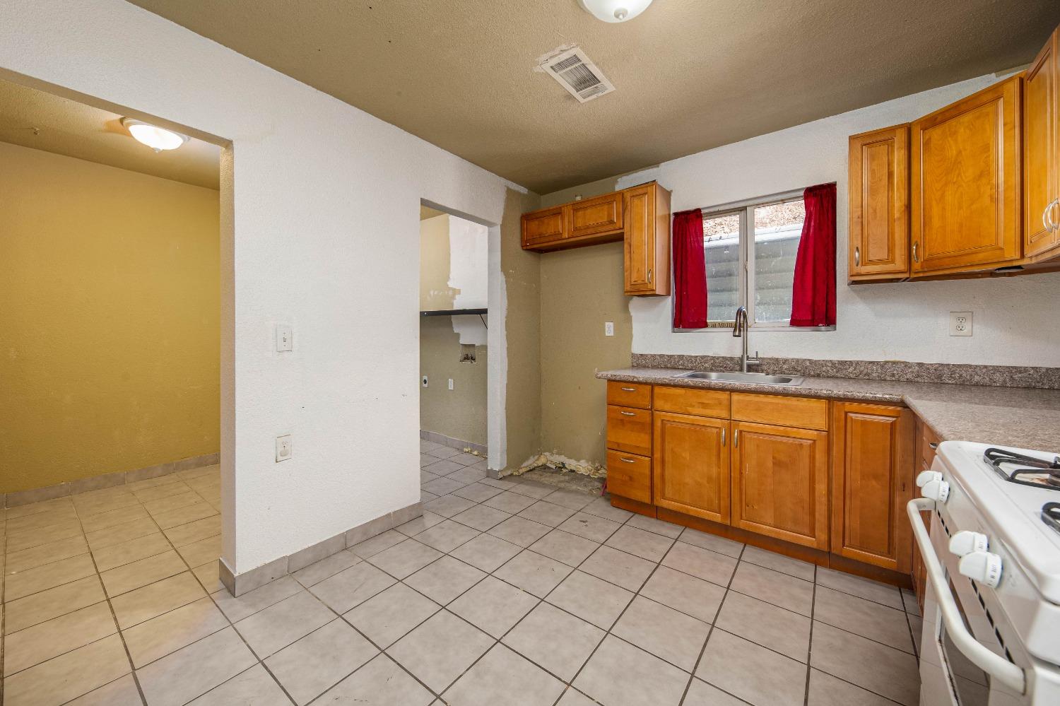 Detail Gallery Image 12 of 39 For 211 E Clay St, Stockton,  CA 95206 - 2 Beds | 1 Baths