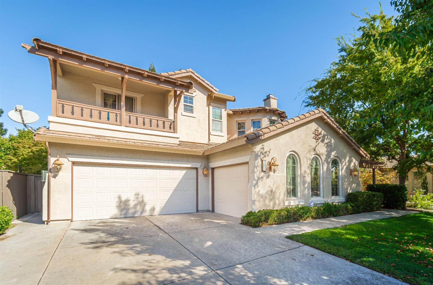 Detail Gallery Image 1 of 74 For 1022 Waterford Dr, West Sacramento,  CA 95605 - 5 Beds | 4/1 Baths