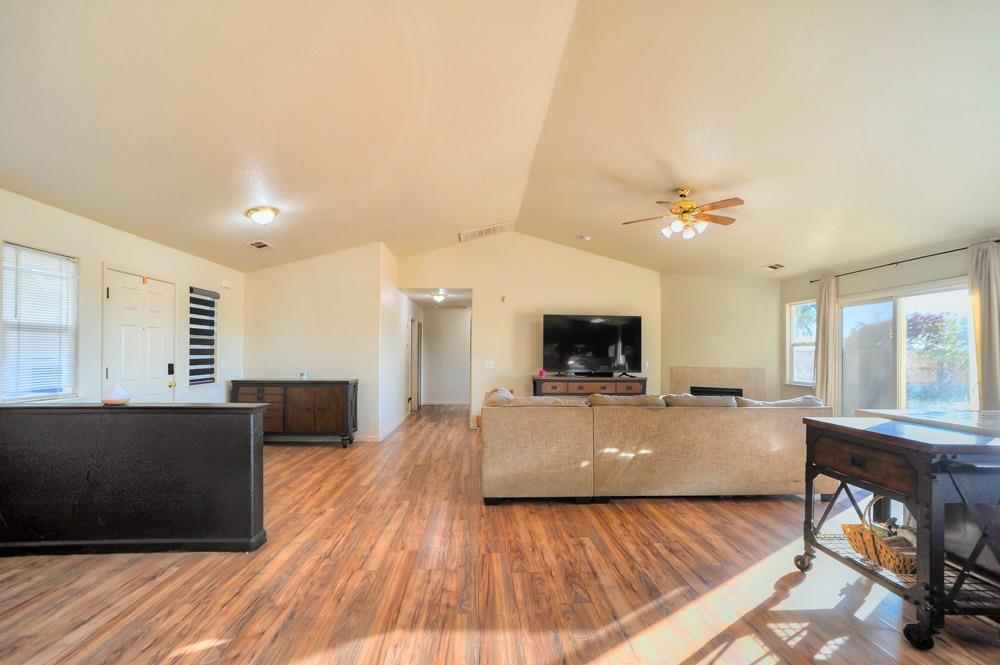 Detail Gallery Image 8 of 35 For 11799 N Highway 99, Lodi,  CA 95240 - 3 Beds | 2 Baths