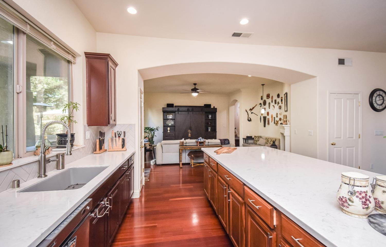 Detail Gallery Image 16 of 74 For 1022 Waterford Dr, West Sacramento,  CA 95605 - 5 Beds | 4/1 Baths