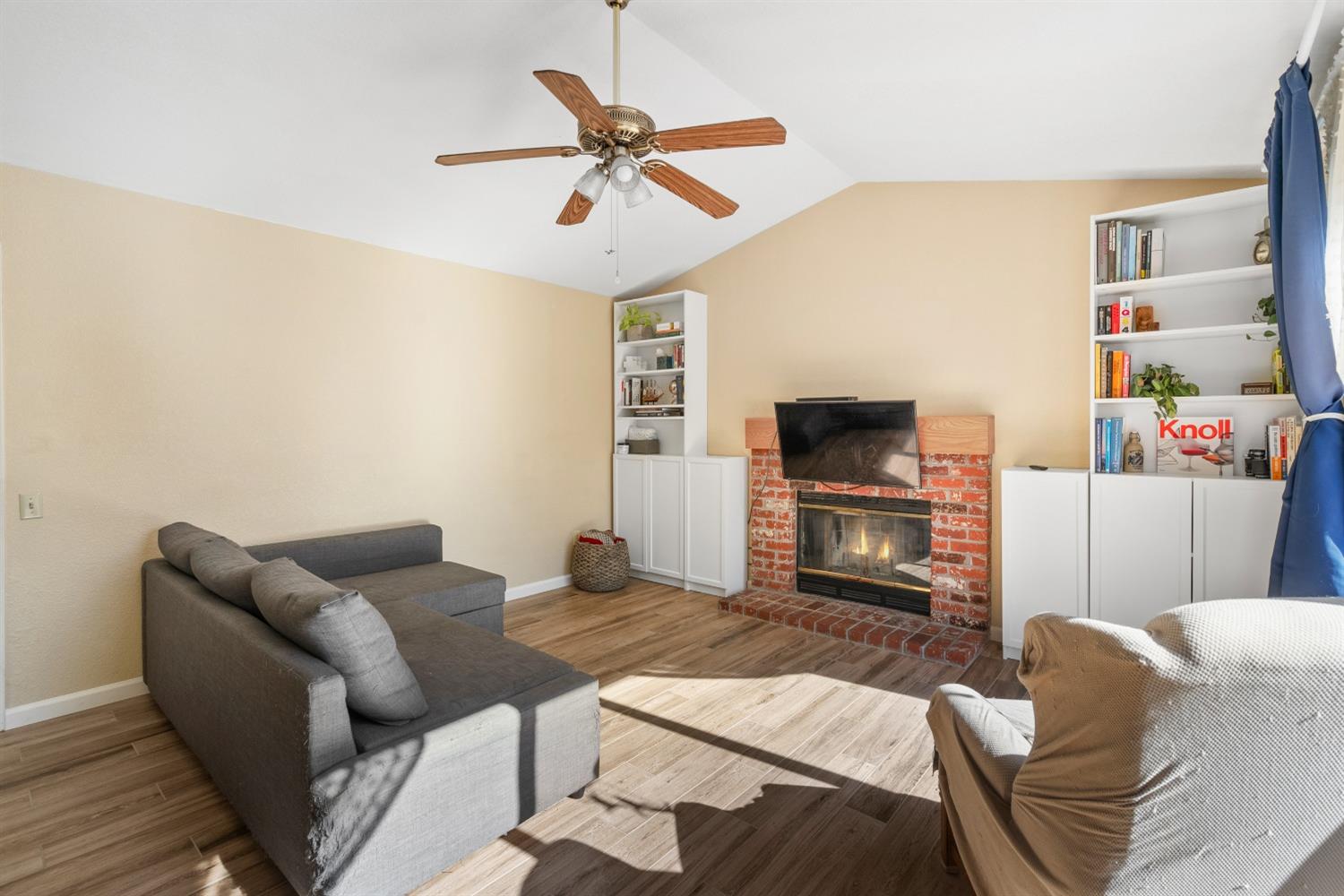 Detail Gallery Image 13 of 26 For 8472 Hollow Oaks Ct, Sacramento,  CA 95828 - 3 Beds | 2 Baths