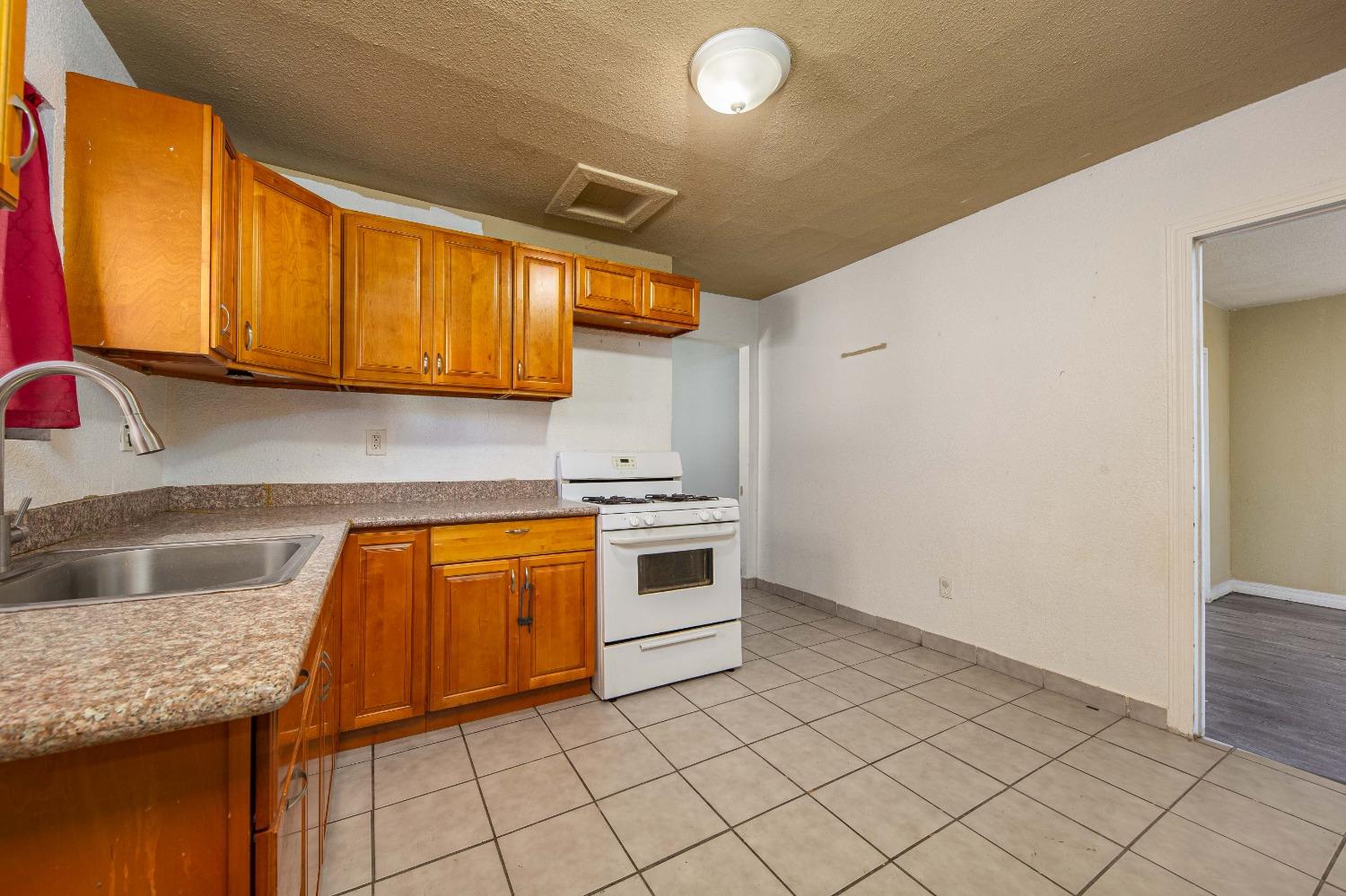 Detail Gallery Image 15 of 39 For 211 E Clay St, Stockton,  CA 95206 - 2 Beds | 1 Baths