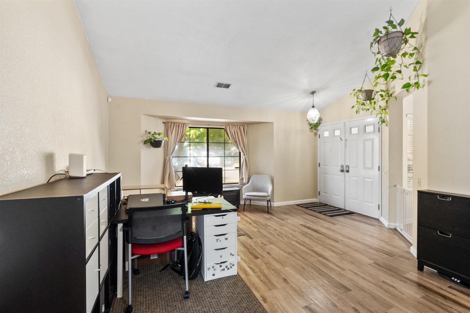 Detail Gallery Image 5 of 26 For 8472 Hollow Oaks Ct, Sacramento,  CA 95828 - 3 Beds | 2 Baths