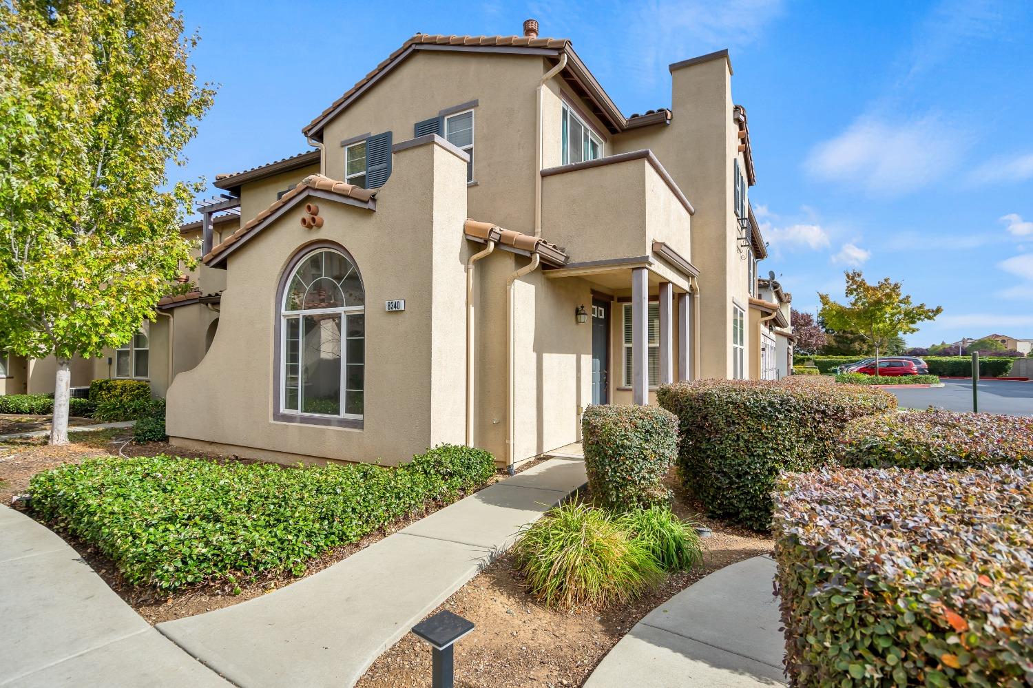 Detail Gallery Image 2 of 42 For 8340 Crystal Walk Cir, Elk Grove,  CA 95758 - 4 Beds | 2/1 Baths