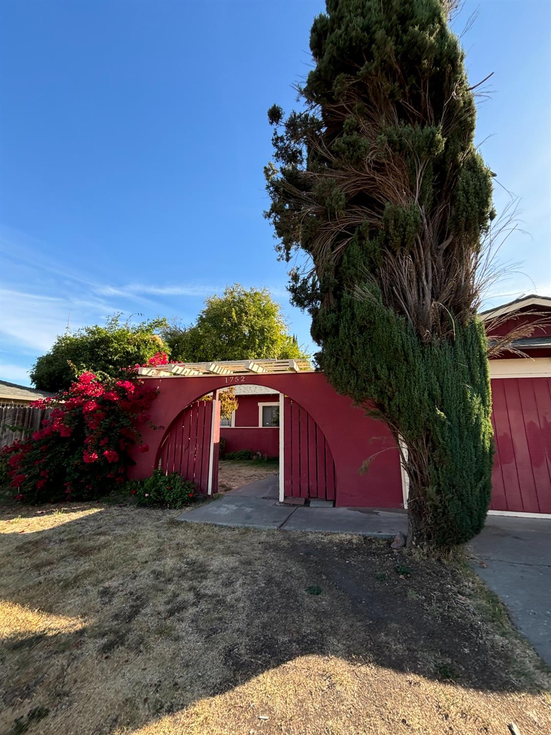 Detail Gallery Image 1 of 6 For 1752 Crestwood Cir, Stockton,  CA 95210 - 4 Beds | 2 Baths