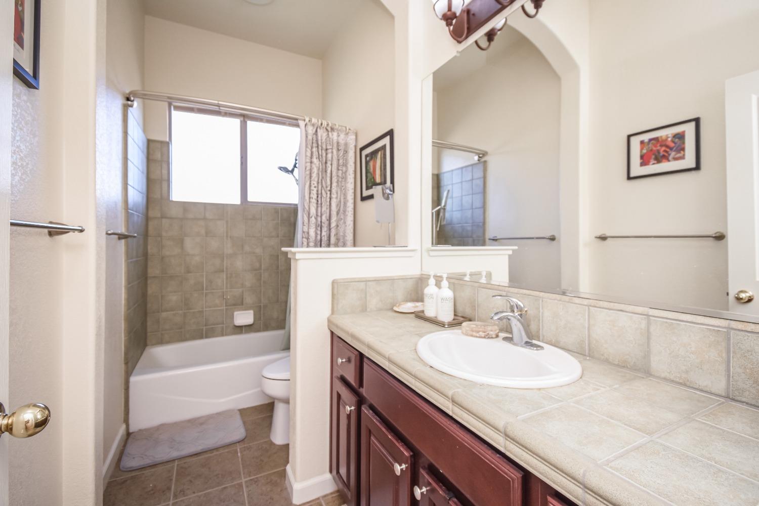 Detail Gallery Image 41 of 74 For 1022 Waterford Dr, West Sacramento,  CA 95605 - 5 Beds | 4/1 Baths