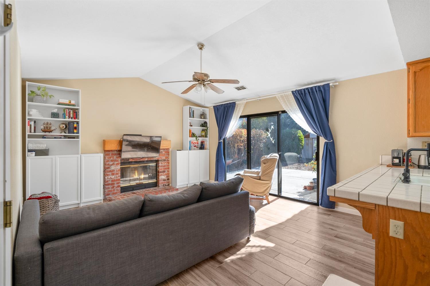 Detail Gallery Image 12 of 26 For 8472 Hollow Oaks Ct, Sacramento,  CA 95828 - 3 Beds | 2 Baths