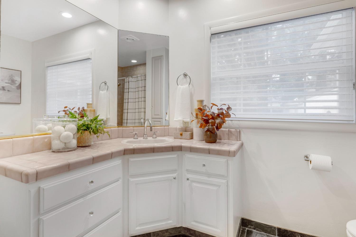 Detail Gallery Image 15 of 27 For 1431 Marian Way, Sacramento,  CA 95818 - 2 Beds | 2/1 Baths