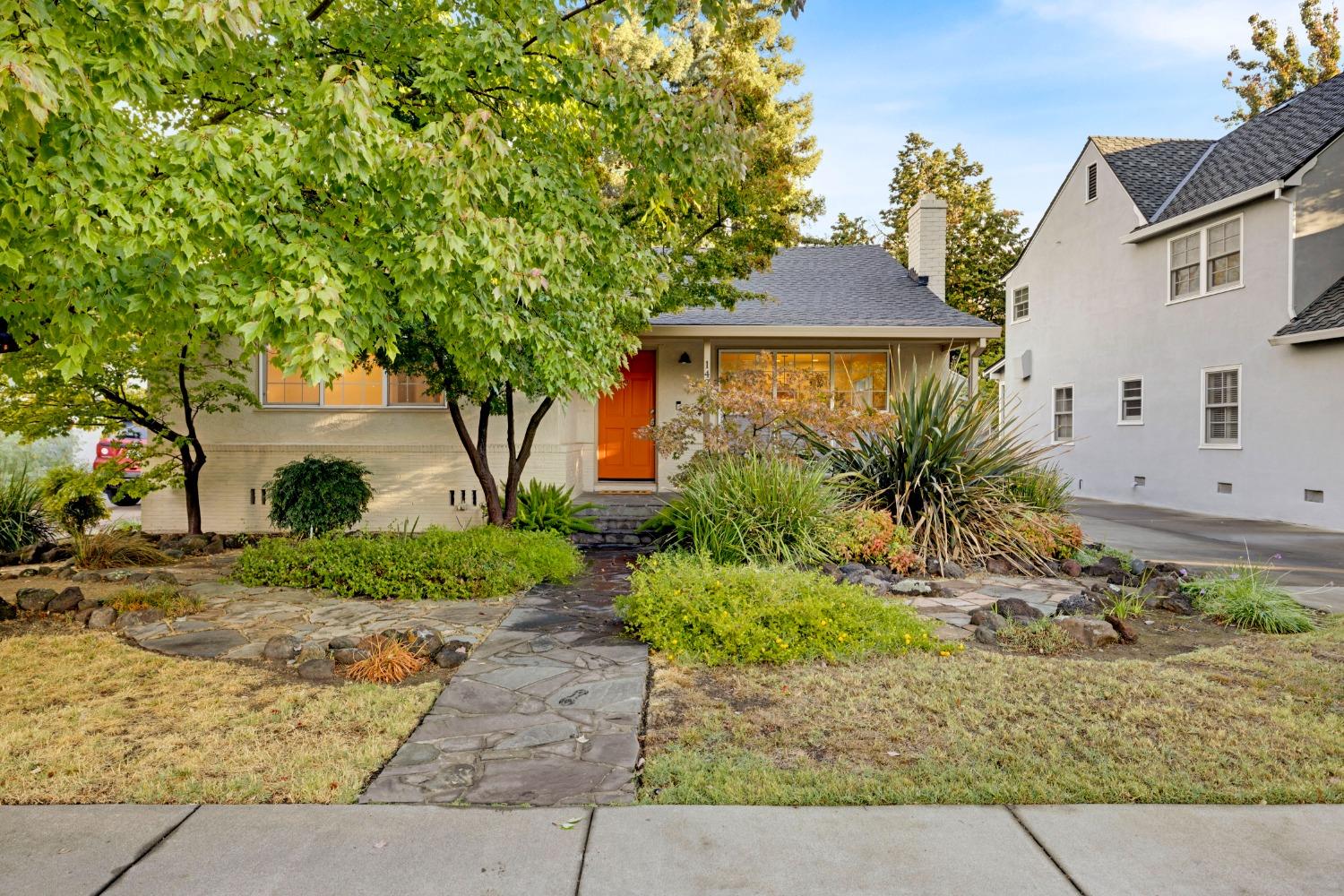 Detail Gallery Image 1 of 27 For 1431 Marian Way, Sacramento,  CA 95818 - 2 Beds | 2/1 Baths