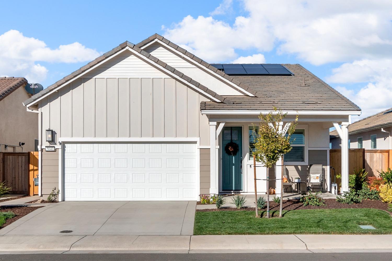 Detail Gallery Image 1 of 46 For 5040 Peace Lily Ln, Roseville,  CA 95747 - 2 Beds | 2/1 Baths