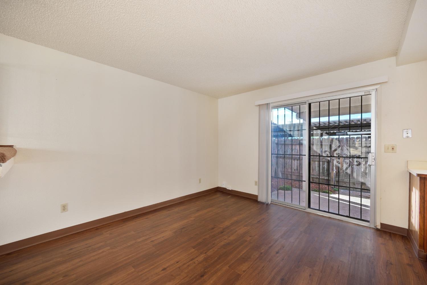 Detail Gallery Image 10 of 30 For 4129 Brookfield Dr, Sacramento,  CA 95823 - 2 Beds | 2/1 Baths