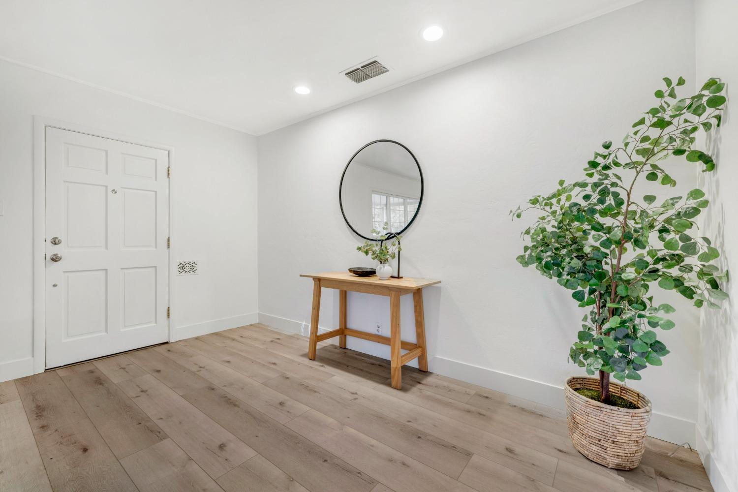 Detail Gallery Image 5 of 27 For 1431 Marian Way, Sacramento,  CA 95818 - 2 Beds | 2/1 Baths