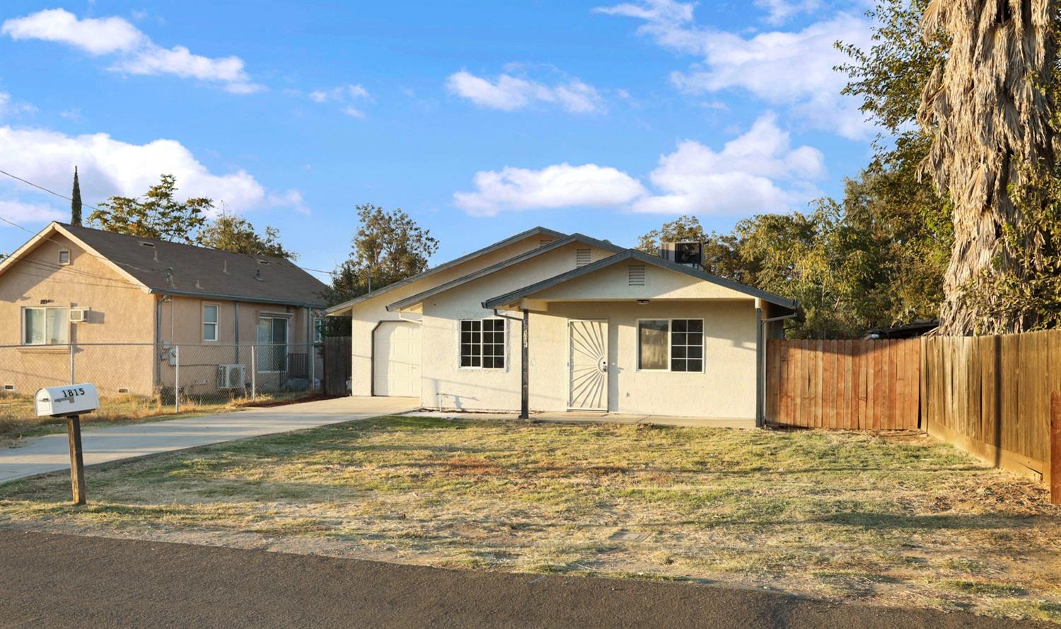 Detail Gallery Image 4 of 31 For 1815 W Sonora St, Stockton,  CA 95203 - 2 Beds | 1 Baths