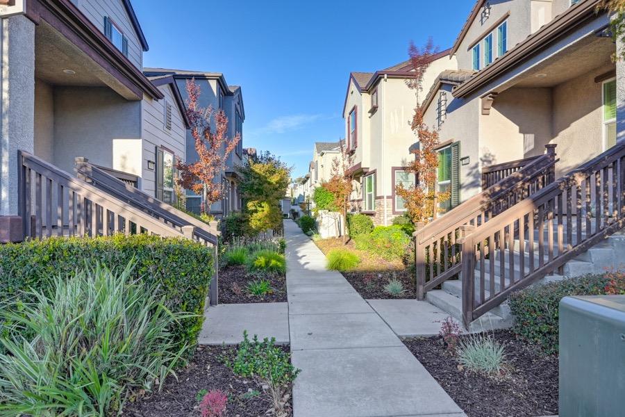 Detail Gallery Image 1 of 36 For 2025 Honey Church Pl, Roseville,  CA 95747 - 4 Beds | 2/1 Baths