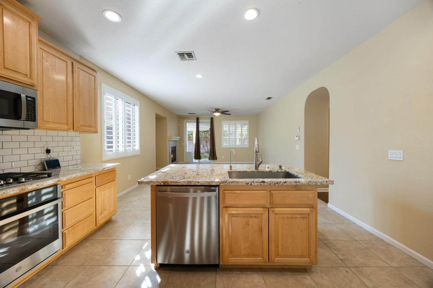 Detail Gallery Image 10 of 44 For 1554 Alicia Way, Sacramento,  CA 95835 - 3 Beds | 2 Baths