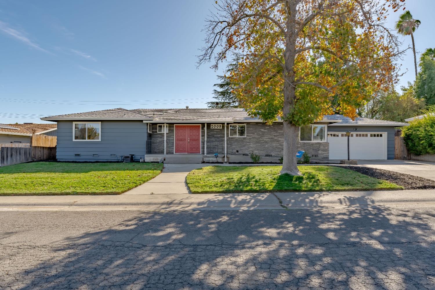 Detail Gallery Image 2 of 39 For 2008 Santa Lucia Way, Carmichael,  CA 95608 - 3 Beds | 2 Baths