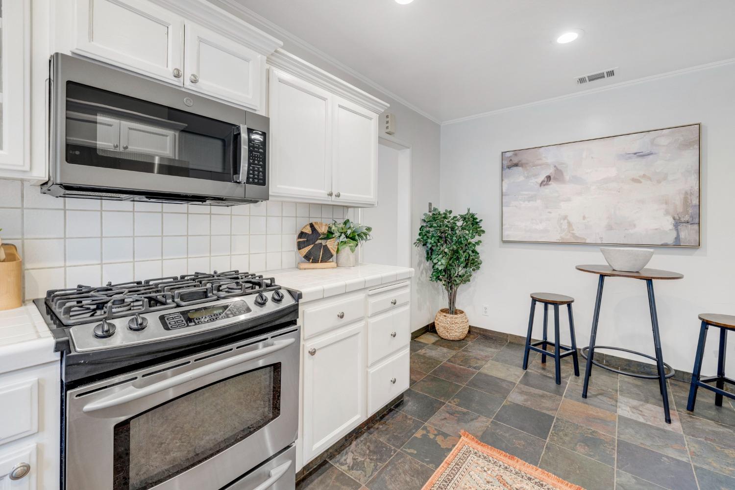 Detail Gallery Image 10 of 27 For 1431 Marian Way, Sacramento,  CA 95818 - 2 Beds | 2/1 Baths