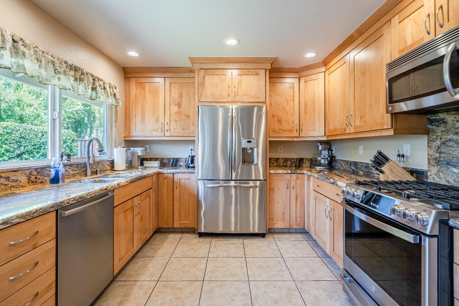 Detail Gallery Image 5 of 29 For 5510 Langford Ct, Concord,  CA 94521 - 3 Beds | 2/1 Baths