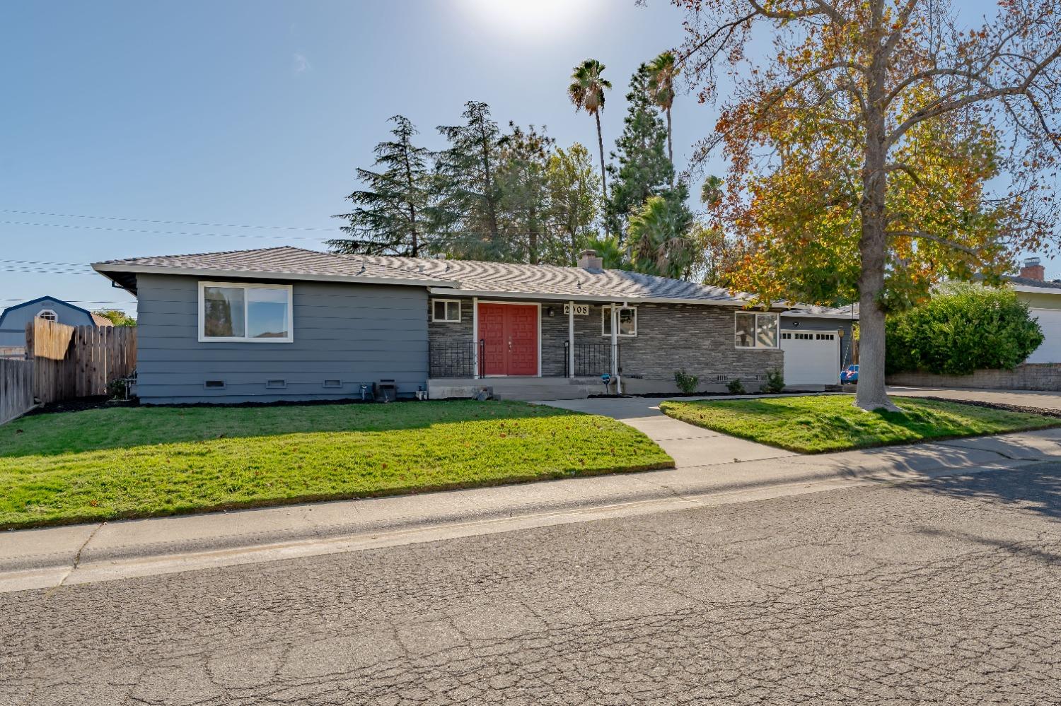 Detail Gallery Image 3 of 39 For 2008 Santa Lucia Way, Carmichael,  CA 95608 - 3 Beds | 2 Baths