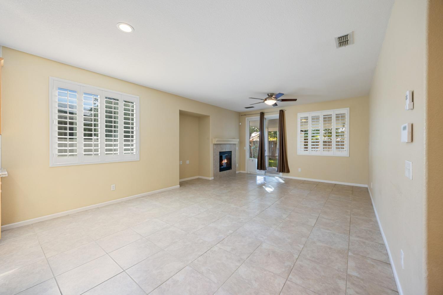 Detail Gallery Image 13 of 44 For 1554 Alicia Way, Sacramento,  CA 95835 - 3 Beds | 2 Baths