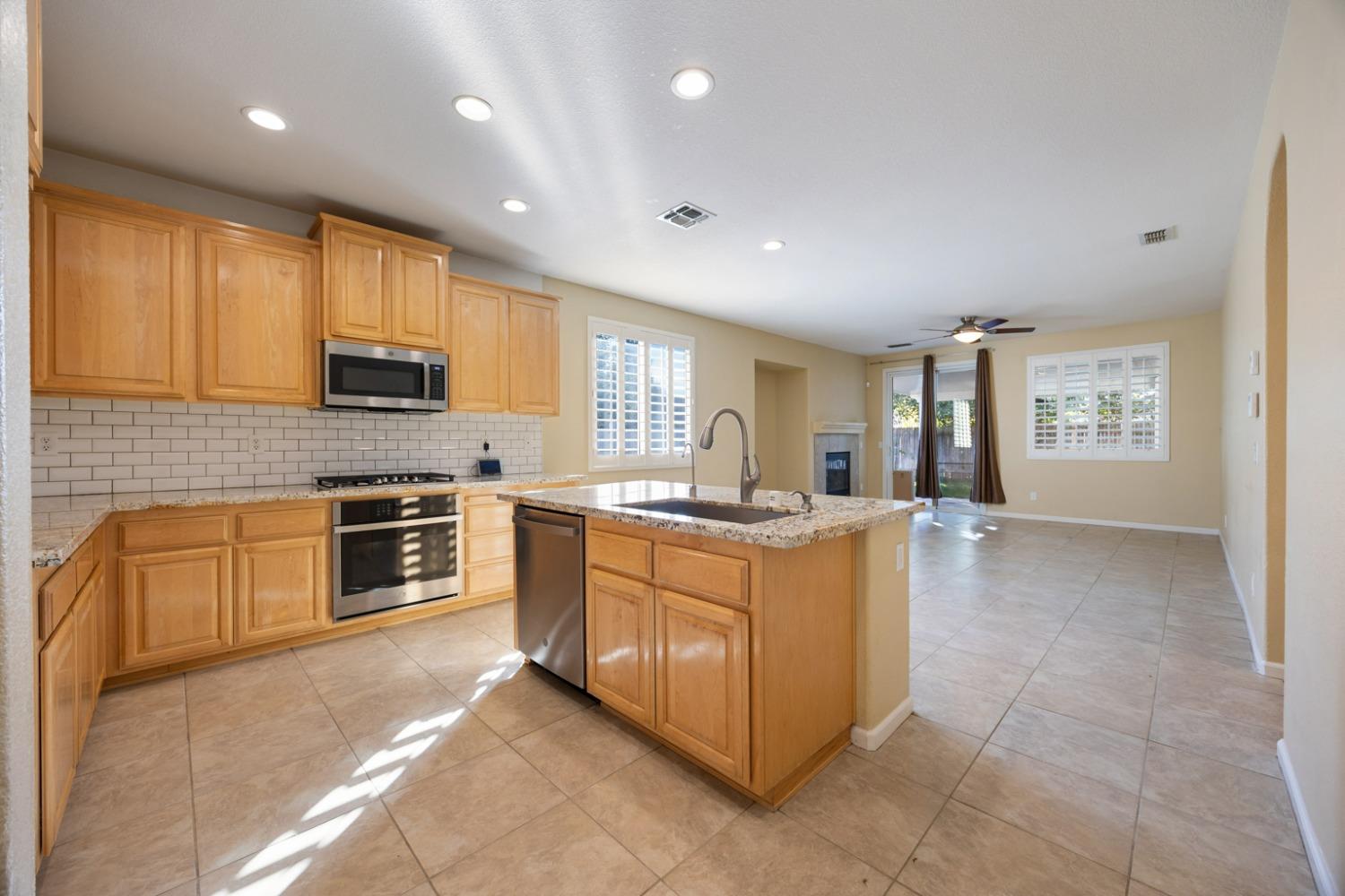 Detail Gallery Image 7 of 44 For 1554 Alicia Way, Sacramento,  CA 95835 - 3 Beds | 2 Baths