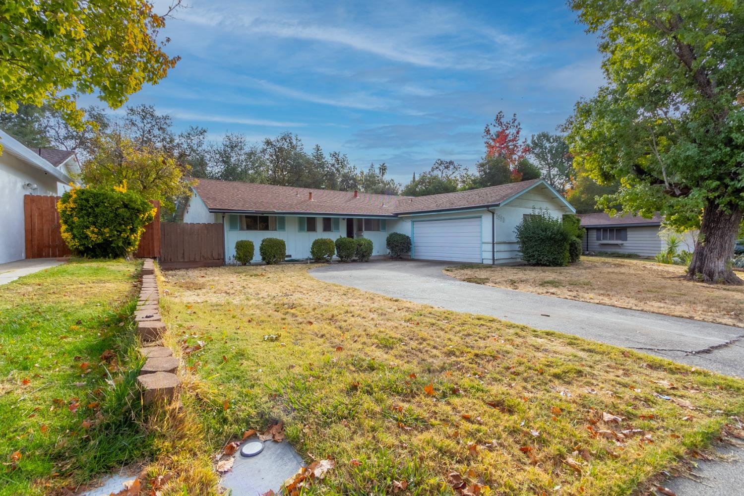 Detail Gallery Image 1 of 29 For 2550 Los Feliz Way, Carmichael,  CA 95608 - 3 Beds | 2 Baths