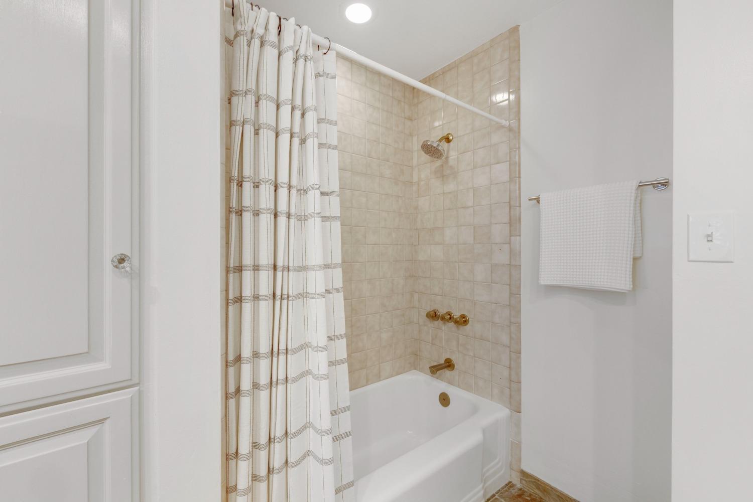 Detail Gallery Image 16 of 27 For 1431 Marian Way, Sacramento,  CA 95818 - 2 Beds | 2/1 Baths