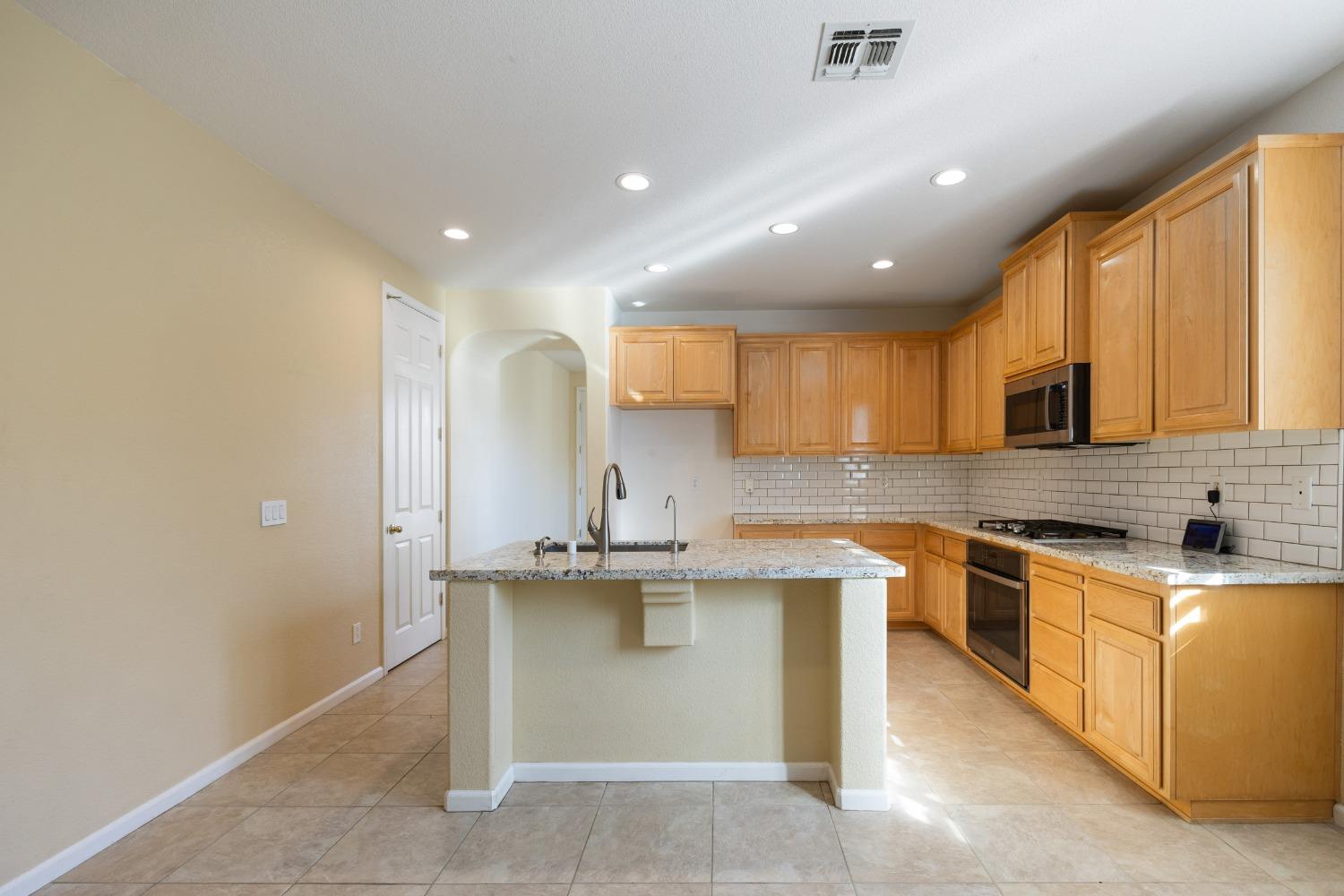 Detail Gallery Image 11 of 44 For 1554 Alicia Way, Sacramento,  CA 95835 - 3 Beds | 2 Baths