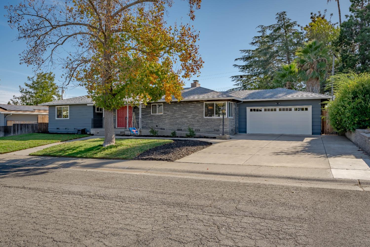 Detail Gallery Image 1 of 39 For 2008 Santa Lucia Way, Carmichael,  CA 95608 - 3 Beds | 2 Baths