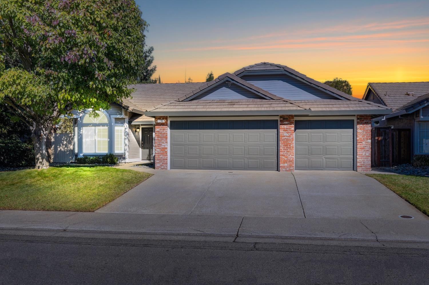 Detail Gallery Image 1 of 34 For 1298 Rand Way, Roseville,  CA 95678 - 3 Beds | 2 Baths