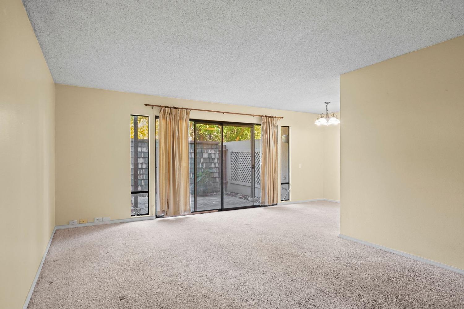 Detail Gallery Image 3 of 18 For 700 Woodside Ln #2,  Sacramento,  CA 95825 - 1 Beds | 1 Baths