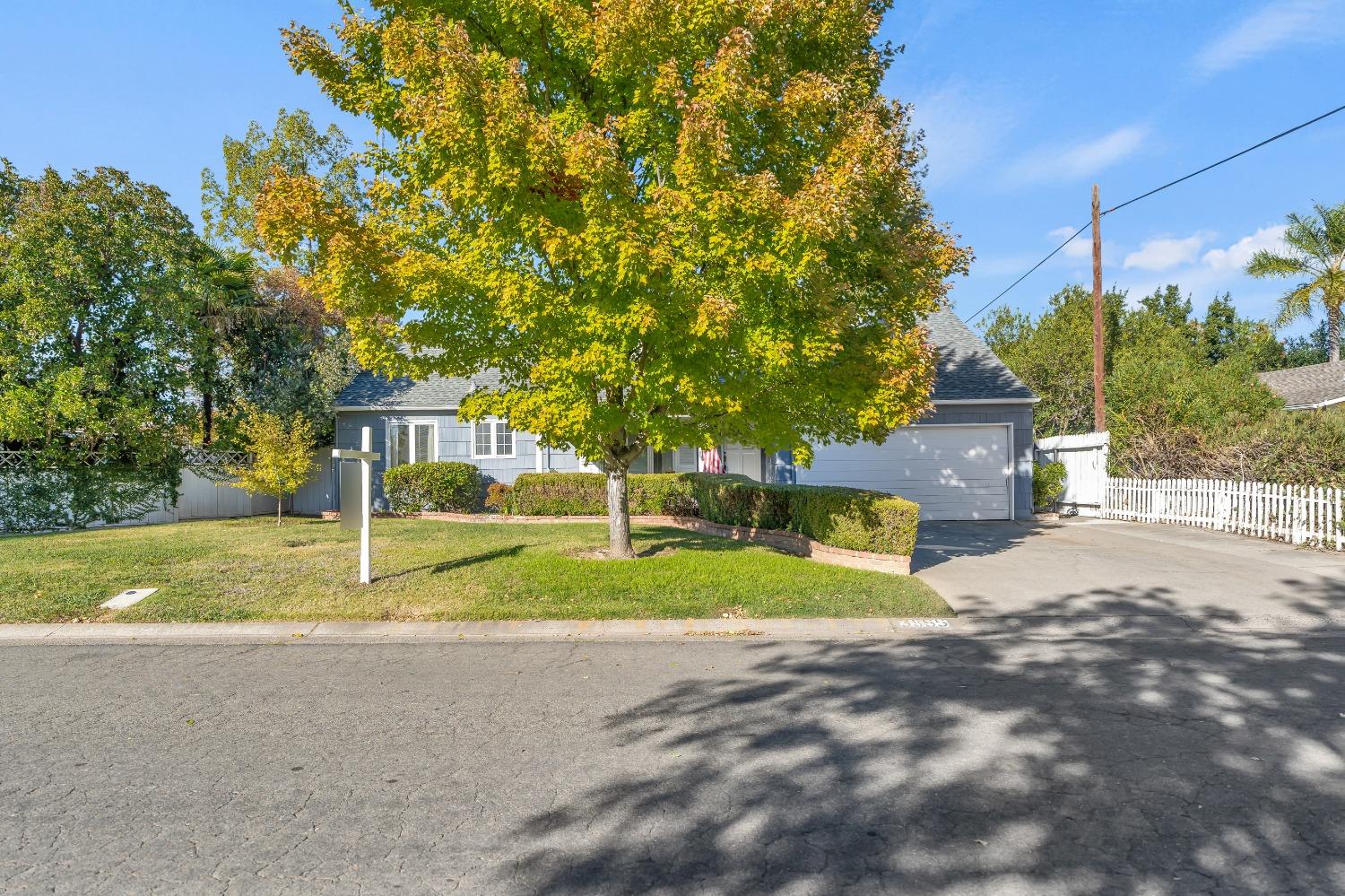 Detail Gallery Image 3 of 59 For 3855 Woodcrest Rd, Sacramento,  CA 95821 - 4 Beds | 2 Baths