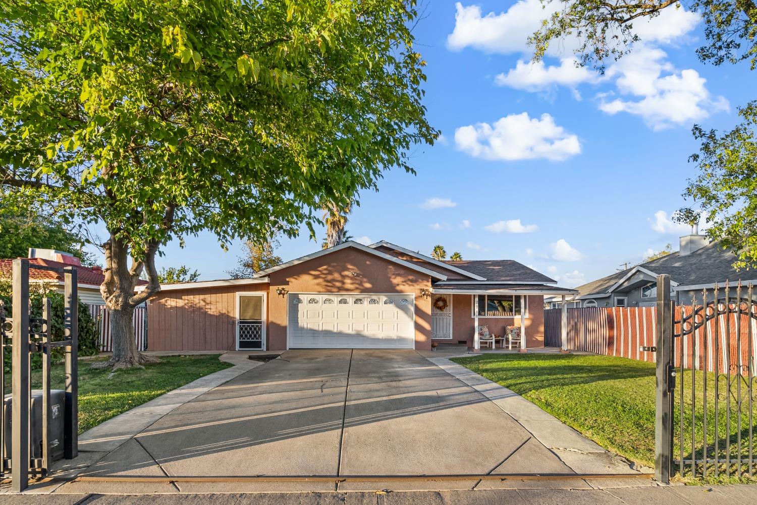 Detail Gallery Image 3 of 42 For 2711 52nd Ave, Sacramento,  CA 95822 - 3 Beds | 2 Baths