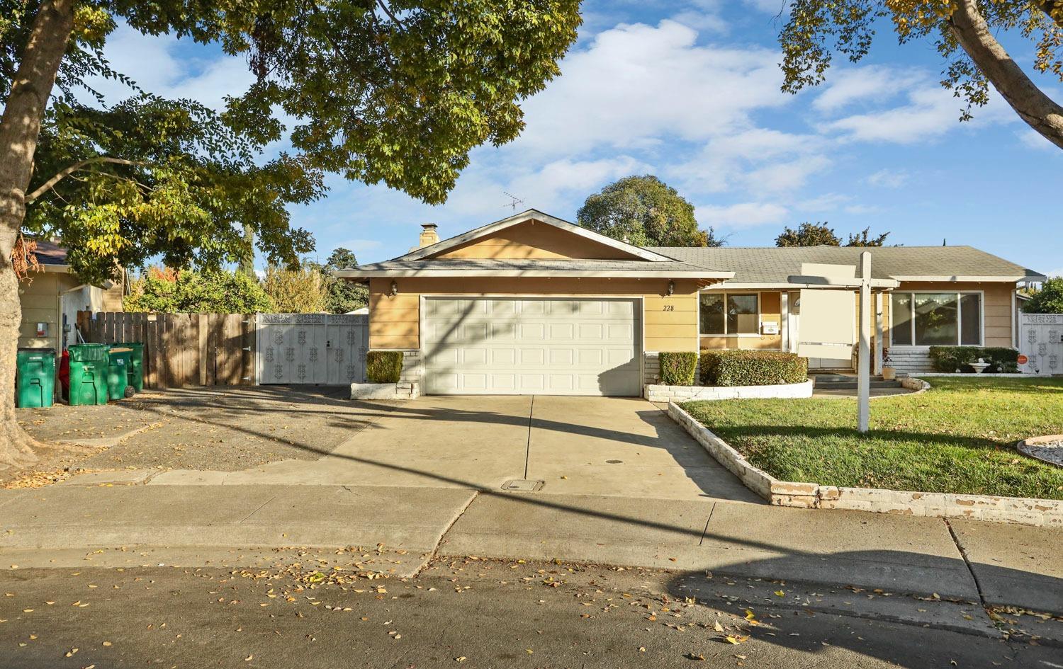 Detail Gallery Image 2 of 52 For 228 Kilt Ct, Stockton,  CA 95210 - 3 Beds | 2 Baths