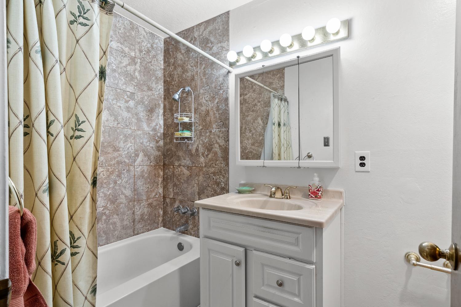 Detail Gallery Image 23 of 42 For 2711 52nd Ave, Sacramento,  CA 95822 - 3 Beds | 2 Baths