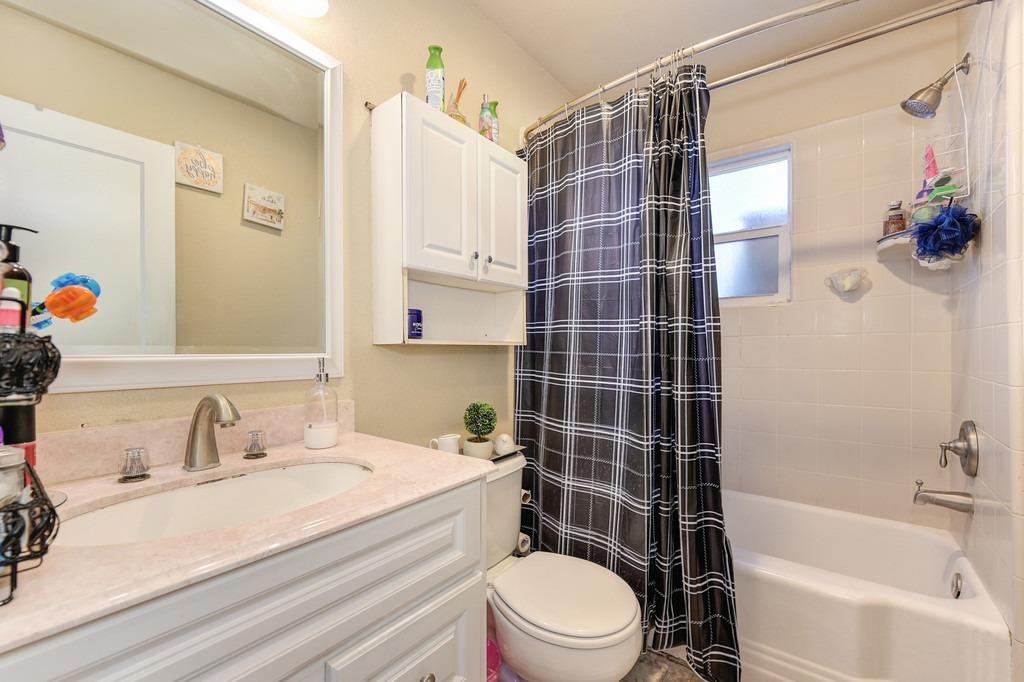 Detail Gallery Image 17 of 39 For 2571 Erickson St, Sacramento,  CA 95815 - 4 Beds | 2 Baths