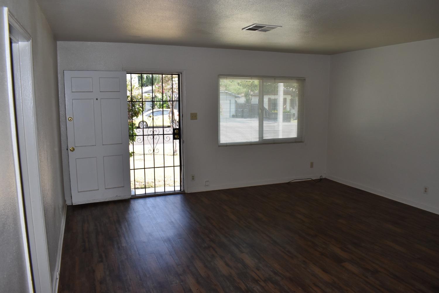 Detail Gallery Image 7 of 52 For 2404 Bristol Ave, Stockton,  CA 95204 - 2 Beds | 1 Baths