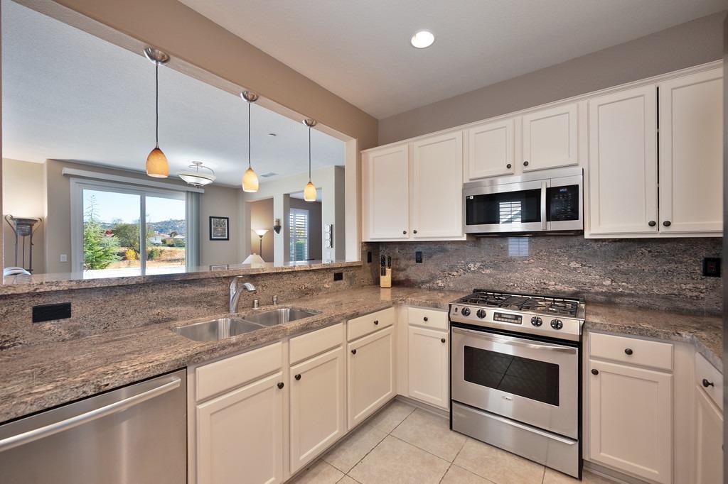 Detail Gallery Image 8 of 49 For 2902 Esplanade Cir, Folsom,  CA 95630 - 2 Beds | 2/1 Baths