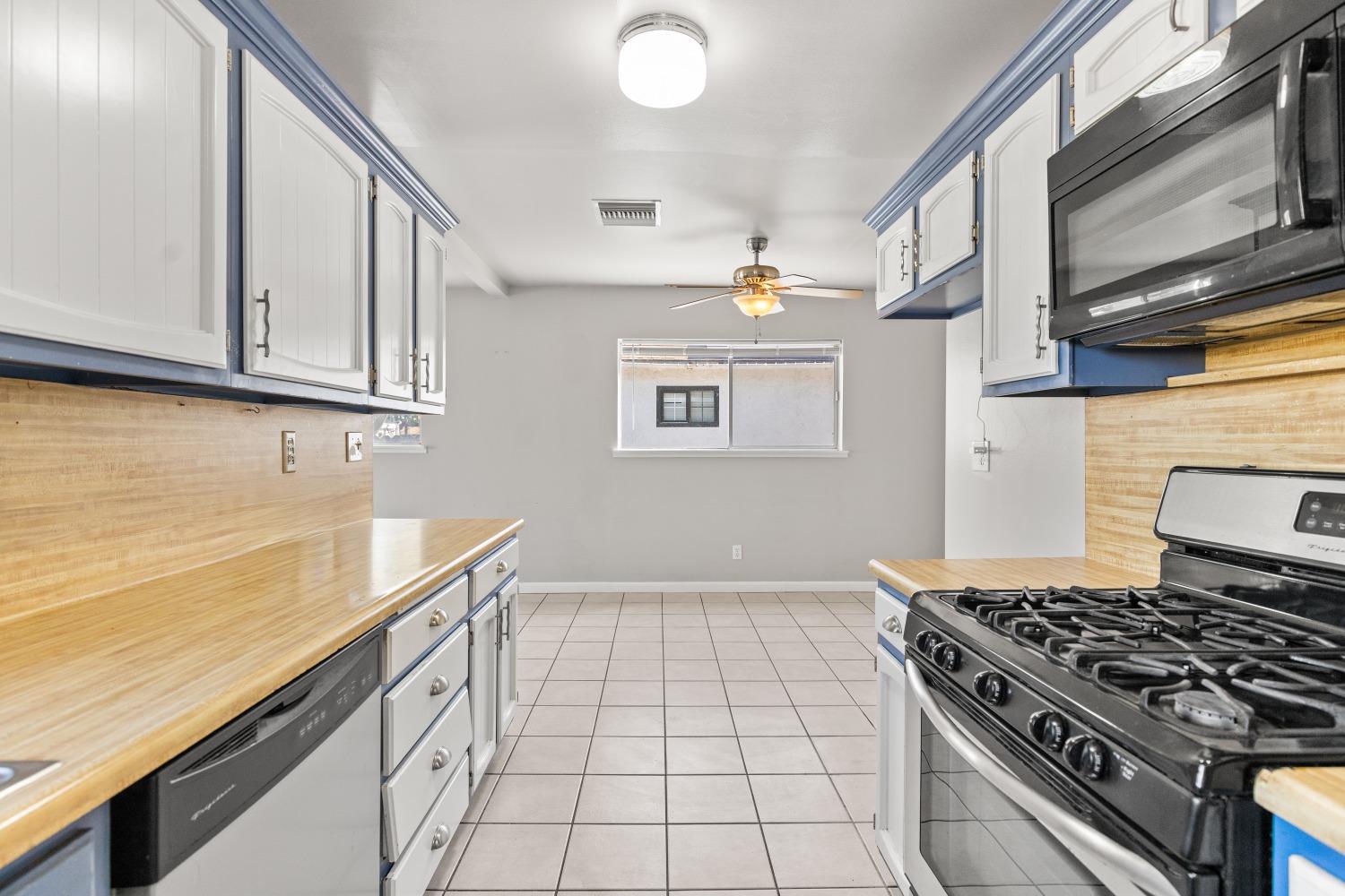 Detail Gallery Image 9 of 31 For 1535 Elmwood Ave, Stockton,  CA 95204 - 2 Beds | 2 Baths