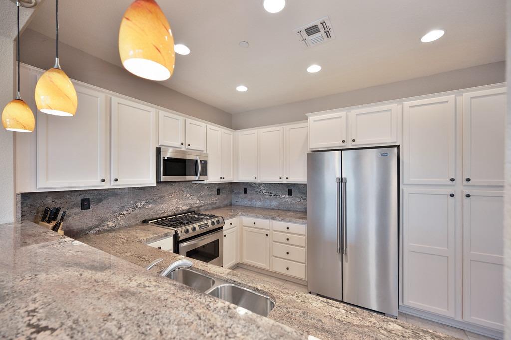 Detail Gallery Image 10 of 49 For 2902 Esplanade Cir, Folsom,  CA 95630 - 2 Beds | 2/1 Baths