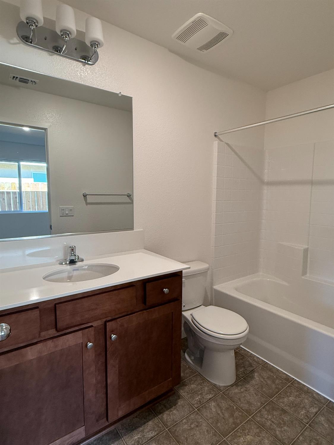 Detail Gallery Image 8 of 18 For 400 Ingraham Ct, Los Banos,  CA 93635 - 3 Beds | 2 Baths