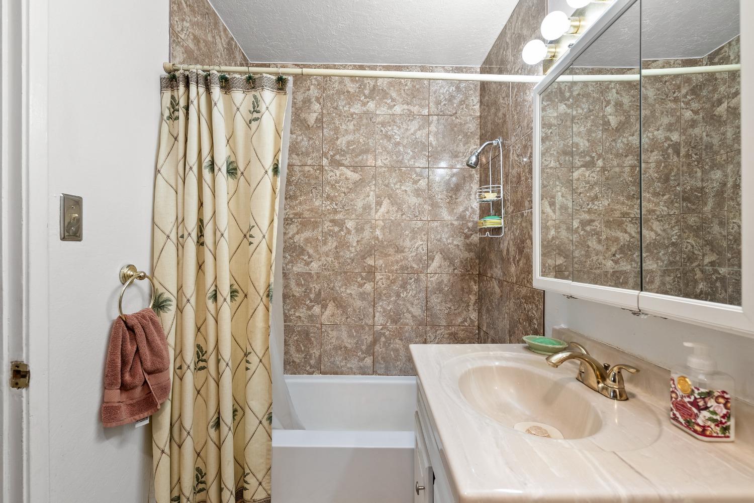 Detail Gallery Image 25 of 42 For 2711 52nd Ave, Sacramento,  CA 95822 - 3 Beds | 2 Baths