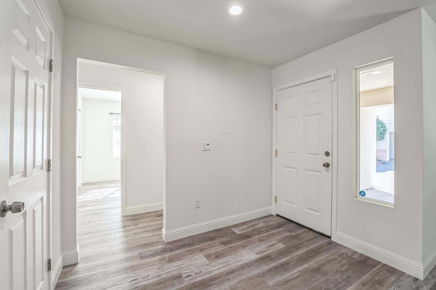 Detail Gallery Image 2 of 17 For 7600 Mimosa Way, Sacramento,  CA 95828 - 4 Beds | 2 Baths