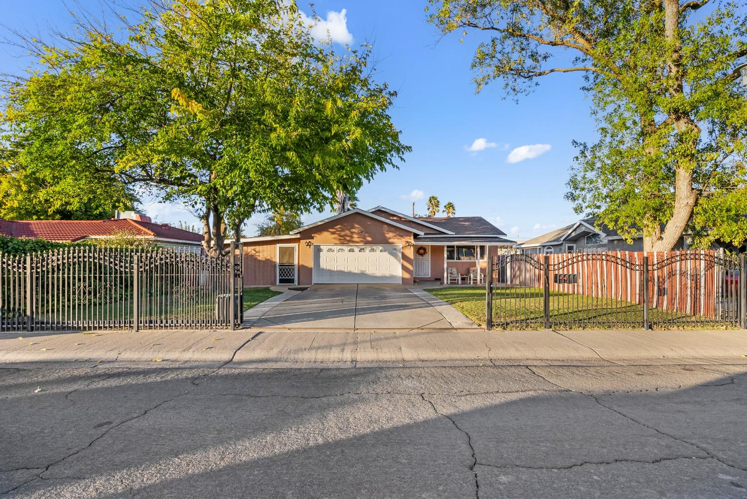 Detail Gallery Image 4 of 42 For 2711 52nd Ave, Sacramento,  CA 95822 - 3 Beds | 2 Baths