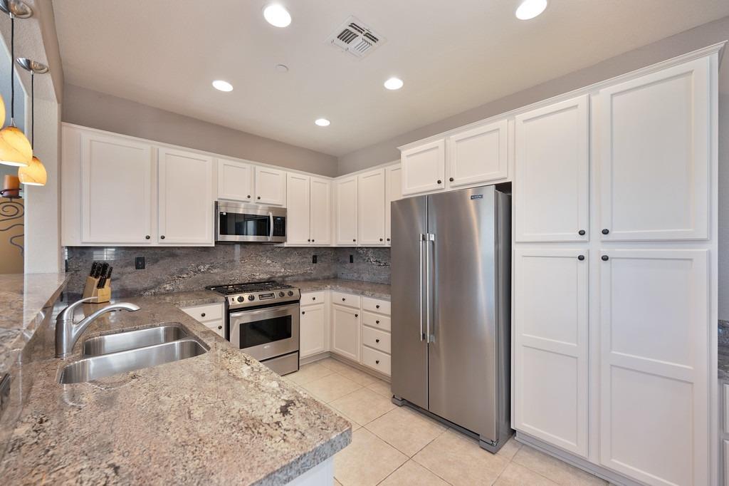 Detail Gallery Image 9 of 49 For 2902 Esplanade Cir, Folsom,  CA 95630 - 2 Beds | 2/1 Baths