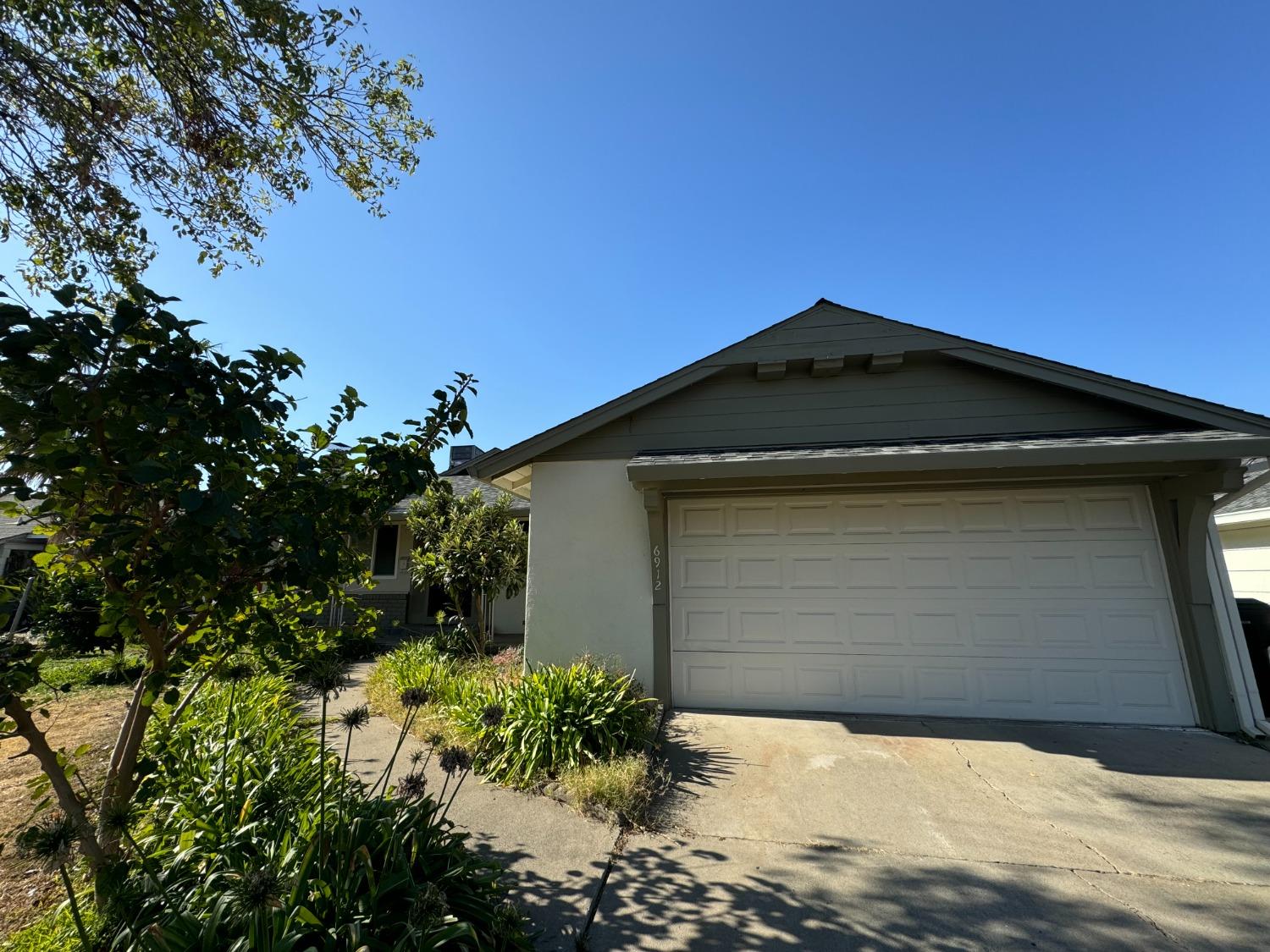 Detail Gallery Image 1 of 1 For 6912 Bowling Dr, Sacramento,  CA 95823 - 3 Beds | 2 Baths