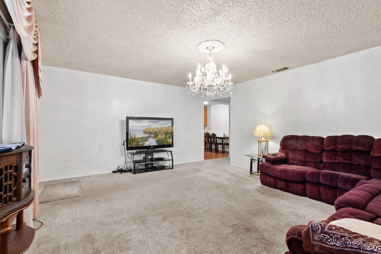 Detail Gallery Image 8 of 42 For 2711 52nd Ave, Sacramento,  CA 95822 - 3 Beds | 2 Baths